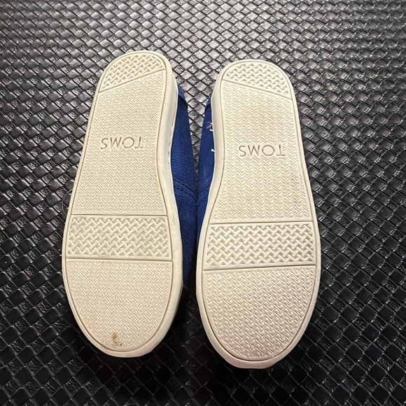 Brand new never worn TOMS youth 3.5 - Picture 3 of 3
